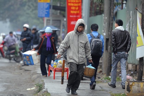 Người bán trà nóng tranh thủ bê đồ mở hàng sớm.